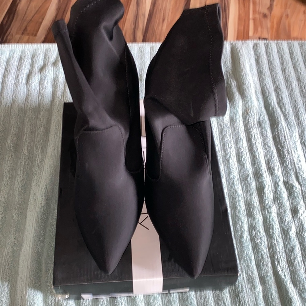 Woman’s black 6 inch hail boot
